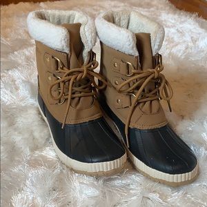 Snow boots